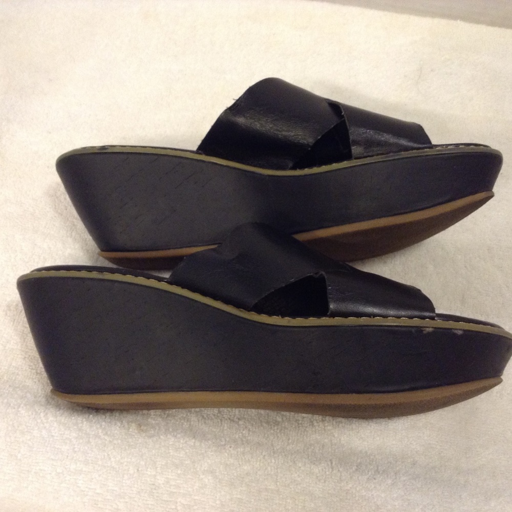 CHAPS BLACK WEDGE SANDALS W/ WIDE STRAPS
